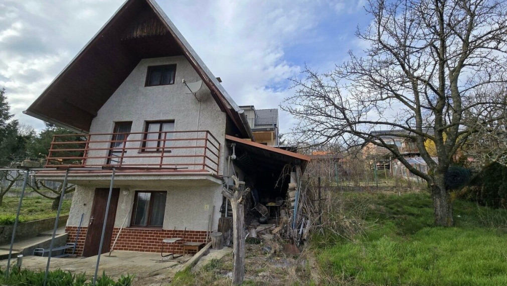 Na predaj atraktívny pozemok s murovanou trojpodlažnou chatou, Bratislava - Rača TOP