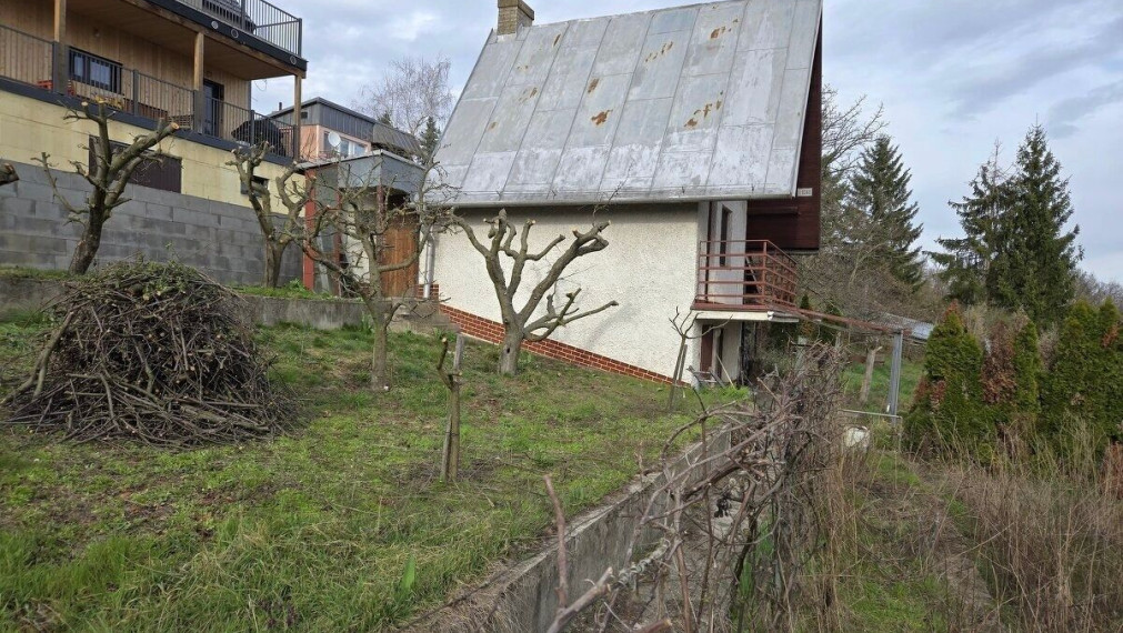 Na predaj atraktívny pozemok s murovanou trojpodlažnou chatou, Bratislava - Rača TOP