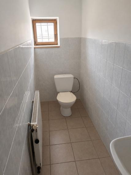 Prenájom – 819m2 Výrobná hala / sklad + 2 izbový byt + kancelária