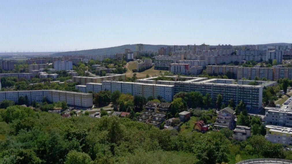 Na predaj stavebný pozemok s výnimočnou polohou v Bratislave – Karlovej Vsi, TOP