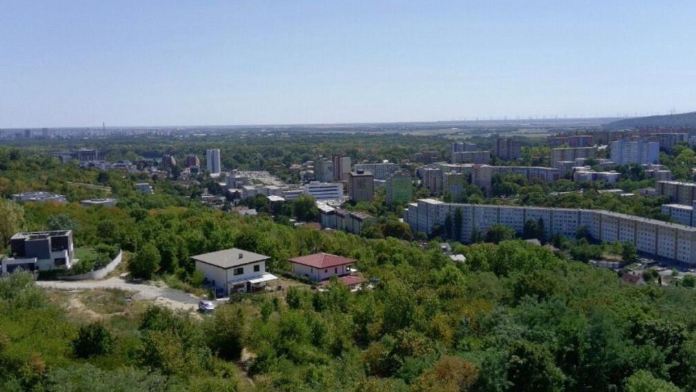 Na predaj stavebný pozemok s výnimočnou polohou v Bratislave – Karlovej Vsi, TOP