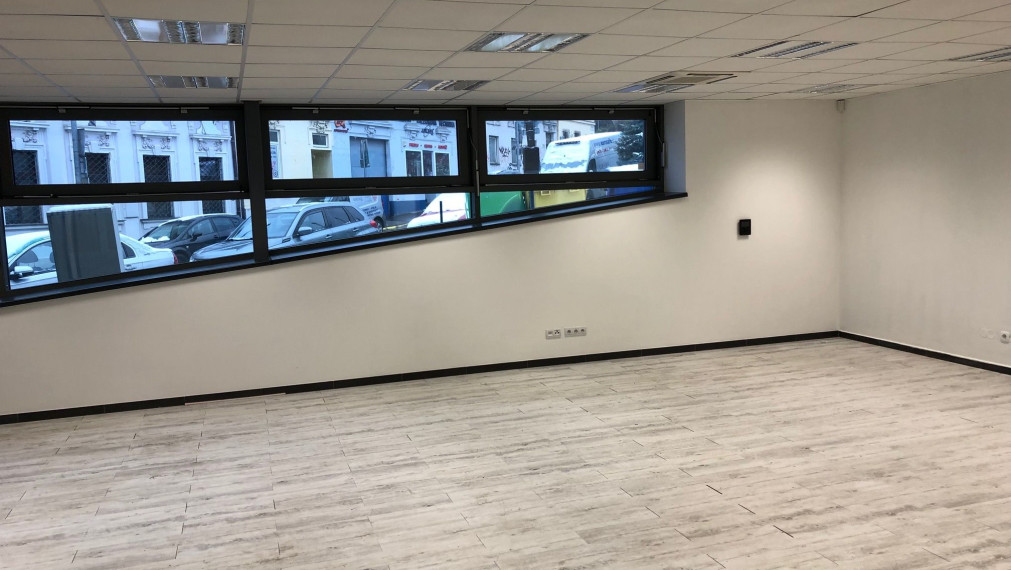 Obchodný/kancelársky priestor na prízemí, 111 m² + 4x PARKING, Smrečianska-BAIII