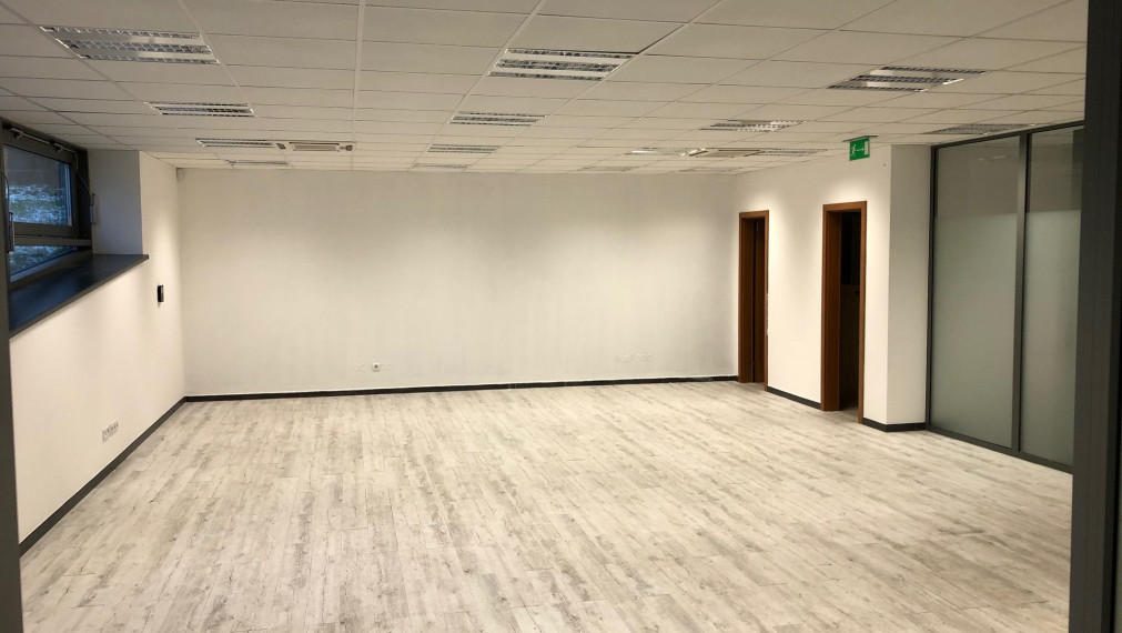 Obchodný/kancelársky priestor na prízemí, 111 m² + 4x PARKING, Smrečianska-BAIII