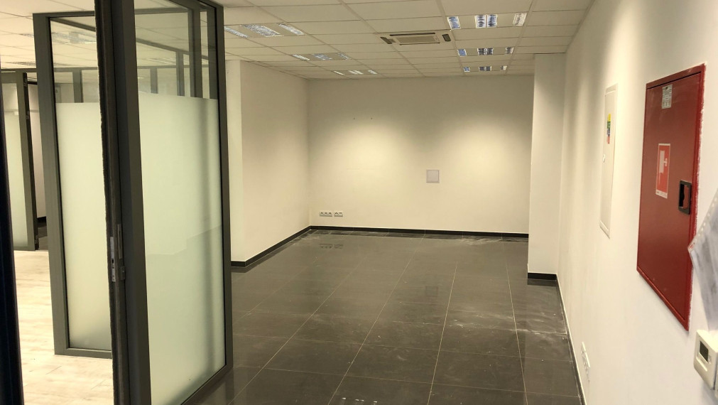 Obchodný/kancelársky priestor na prízemí, 111 m² + 4x PARKING, Smrečianska-BAIII