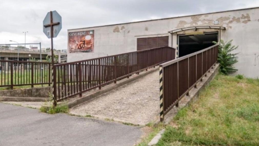  Na predaj garáž na Macharovej ulici - Bratislava V