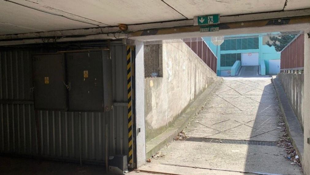  Na predaj garáž na Macharovej ulici - Bratislava V