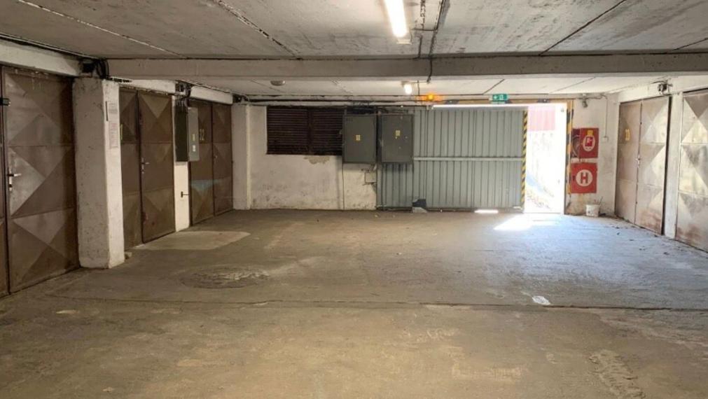 Na predaj garáž na Macharovej ulici - Bratislava V