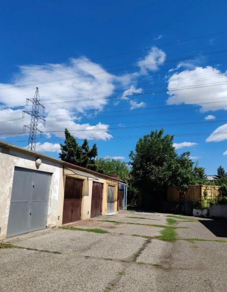 Na predaj murovaná garáž v Bratislave – Ružinove 