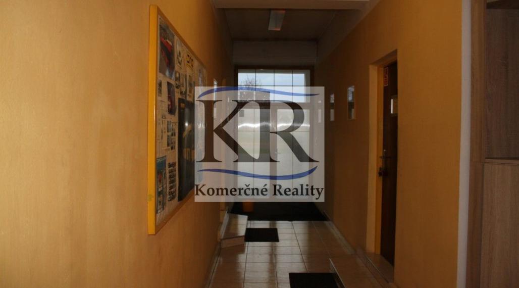 Priemyselná budova 1200 m2 na PREDAJ, Trenčín