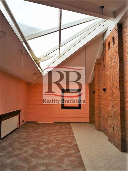 Obchodný priestor vhodný na reštauráciu, v centre, 200 m2 + 50 m2 byt