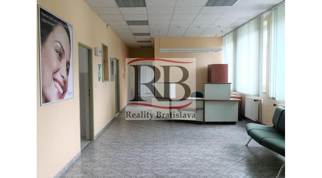 Priestory po KLINIKE, vhodné na ambulancie, kancelárie, 360 m2