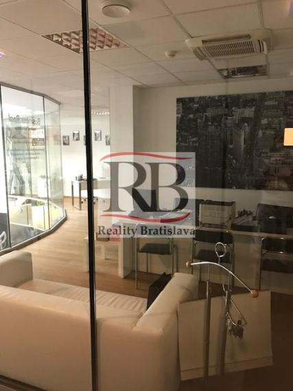 Obchodno-administratívny priestor v pasáži, s parkovaním, v centre