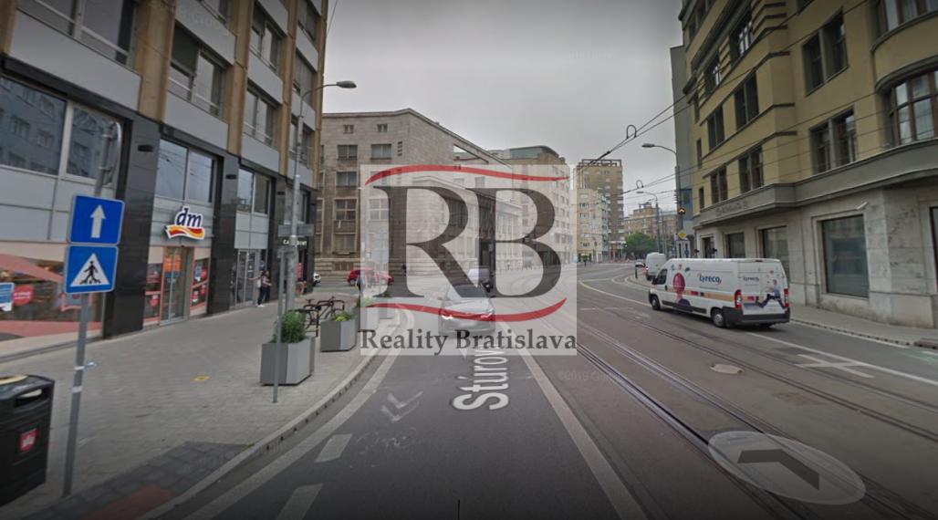 Obchodný priestor s veľkým preskleným výkladom v centre Starého Mesta, 363m2