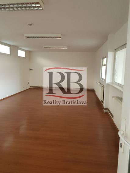 Na prenájom skladový priestor na Bratislavskej ulici v Pezinku, 300m2