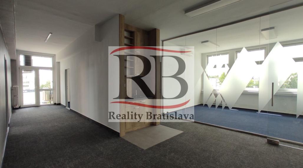 Kancelársky celok s balkónom a vlastnou kuchynkou pri OC POLUS/VIVO