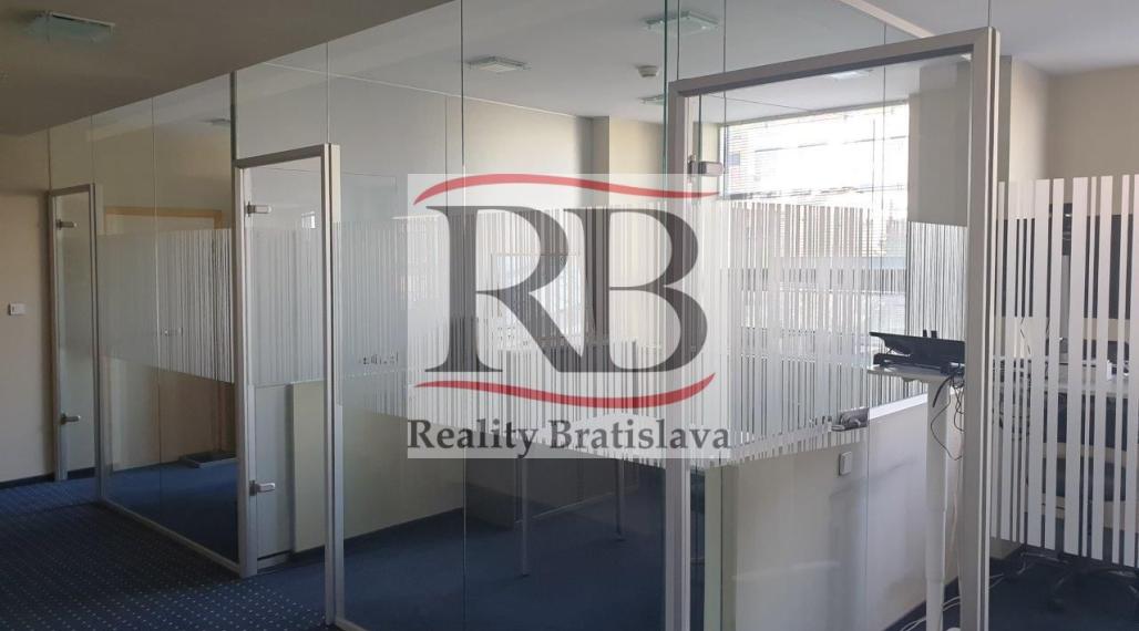 Ucelený, zariadený kancelársky celok, s možnosťou parkovania, 297 m2