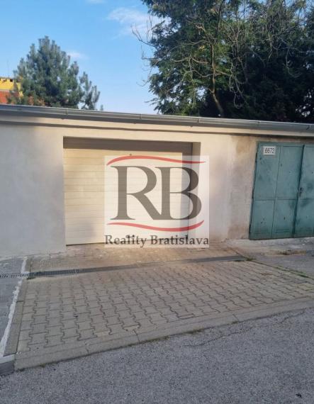 Garáž 18 m2 v Starom Meste na predaj