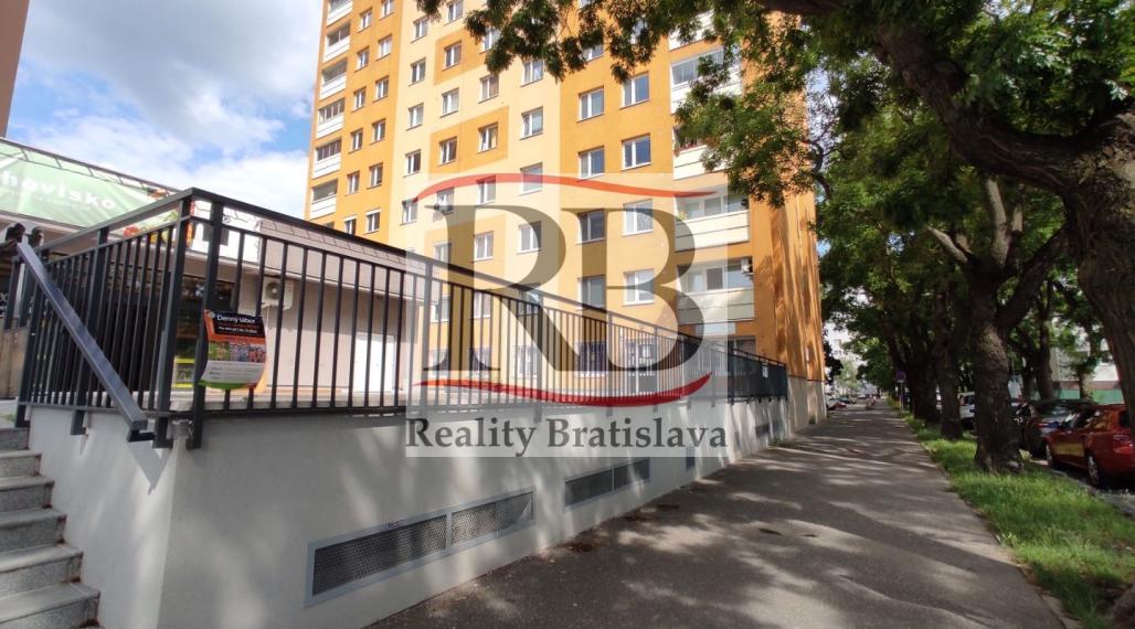 Obchodný priestor 500m2 s priestrannou terasou, v blízkosti polikliniky Tehelná – Bratislava III