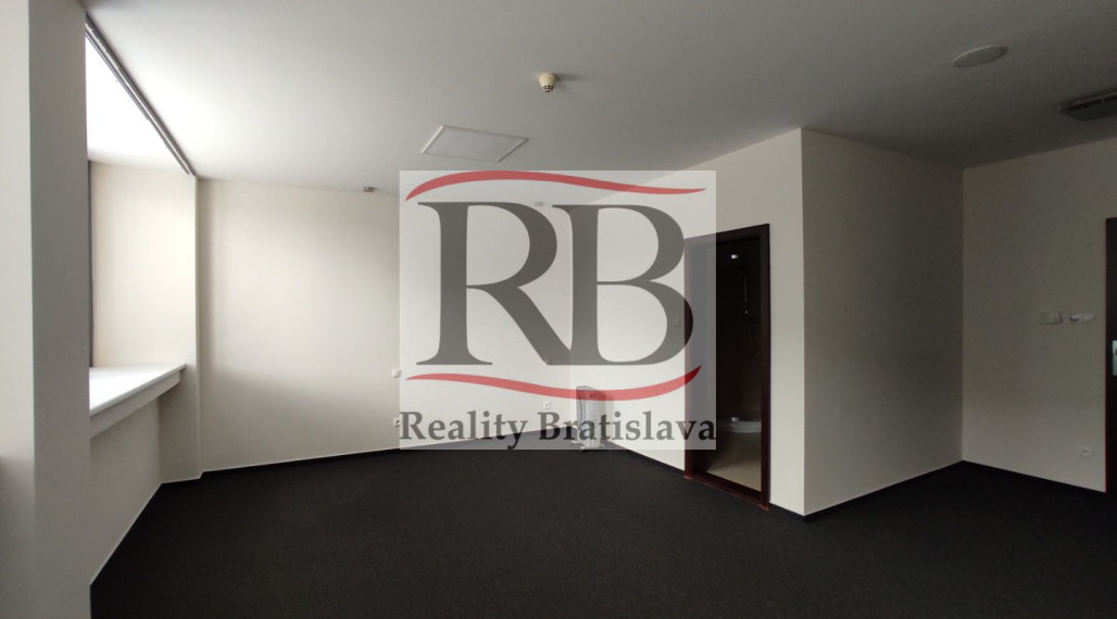 Kancelársky priestor so sociálnym zázemím a parkovaním v Business Hoteli Aston, 36m2