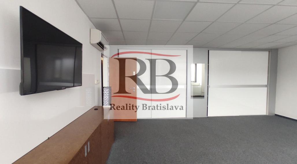 Kancelársky celok so sociálnym zázemím a parkovaním v Business Hoteli Aston, 54m2