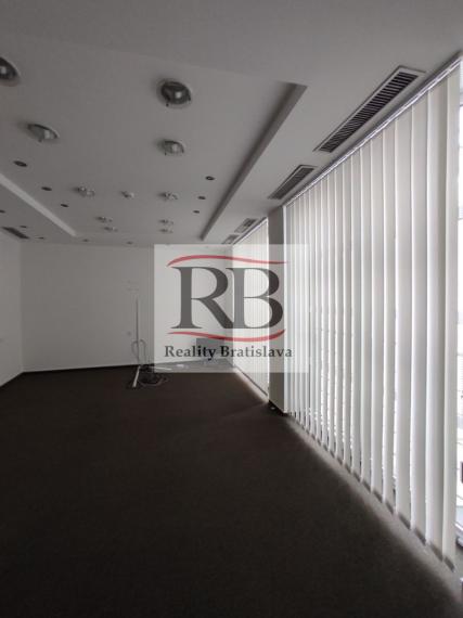 Kancelárie 15-60m2, s možnosťou zasadačky, roh Obchodnej a Hurbanovho Námestia, BAI