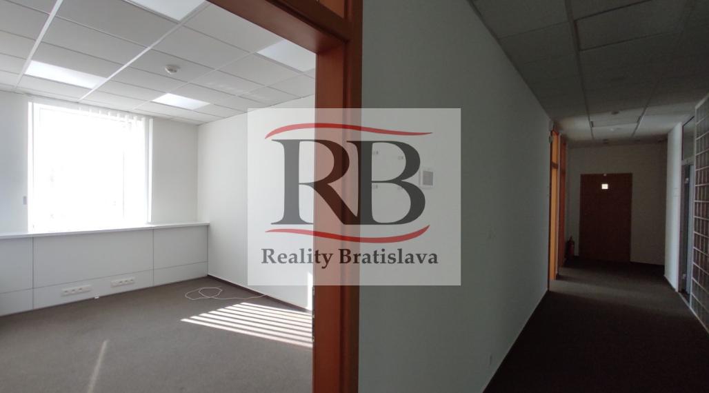 Kancelárie 15-60m2, s možnosťou zasadačky, roh Obchodnej a Hurbanovho Námestia, BAI