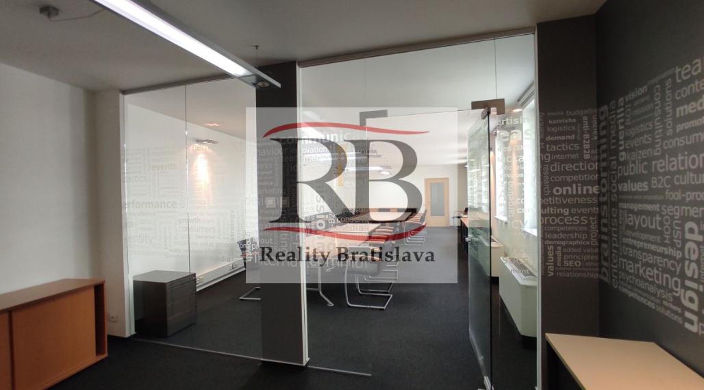 Kancelársky celok v reprezentatívnom historickom objekte v centre, 145 m2