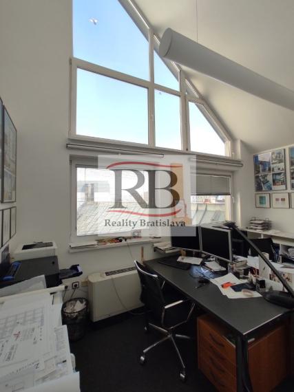 Svetlá 2-kancelária s kuchynkou v reprezentatívnom historickom objekte v centre, 70,80 m2