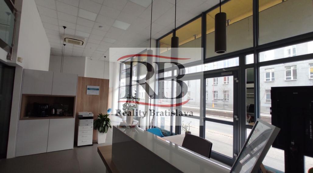 Obchodno-administratívny priestor s preskleným výkladom na Račiansku ulicu, 140m2