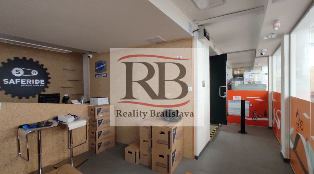 Obchodno-servisno skladový priestor na Račianskej ulici v Novom Meste, 140 m2