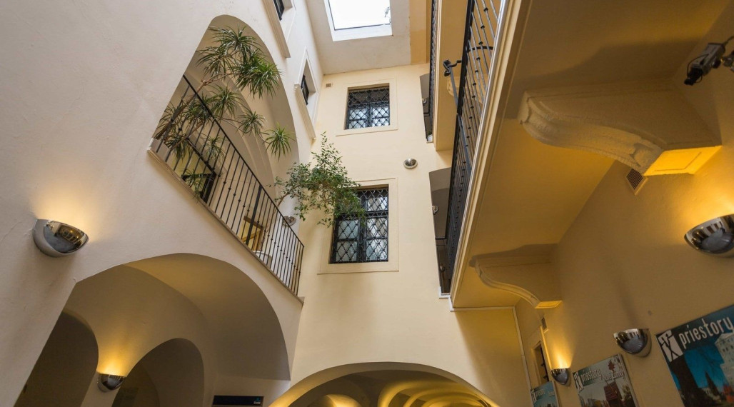 Priestory na pešej zóne v krásnej historickej budove, Michalská ulica-Staré Mesto