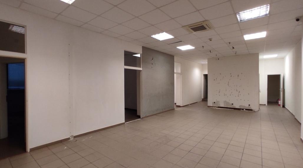 300m2 obchodný priestor so ZDRAVOTNÍCKYM ŠTANDARDOM, vysokými stropmi, 2 vstupmi a parkovaním