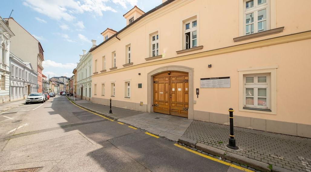 Kancelársky celok 76,90m2 v historickej budove, v centre na Panenskej ulici, Staré Mesto 