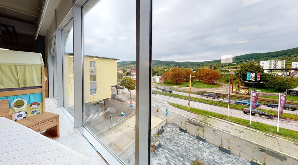 OC LIGHT PARK, priestor s výkladom na Račiansku, Bratislava III