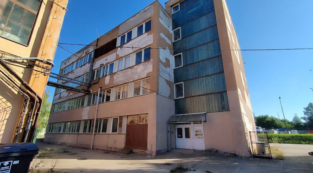 Priemyselná budova v areáli chemického závodu CHEMOLAK