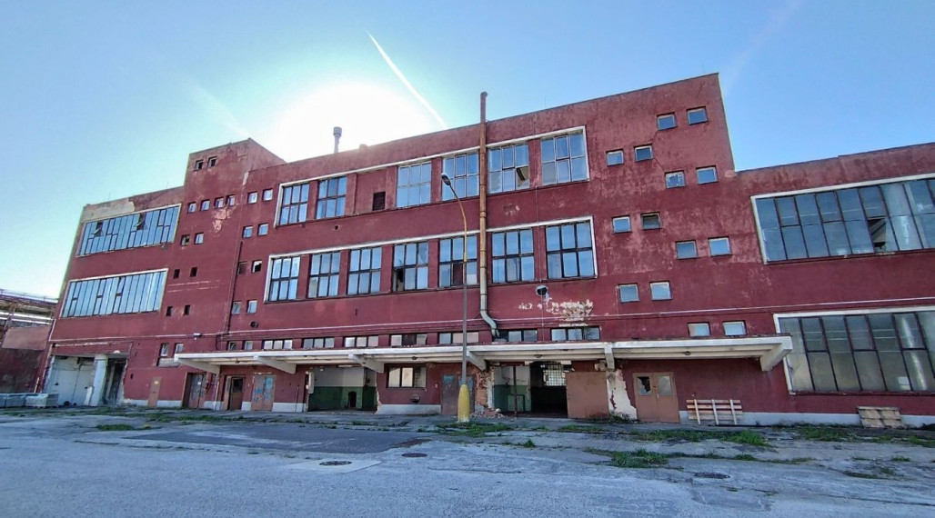 Priemyselný objekt s pozemkom na predaj – Chemolak, Smolenice