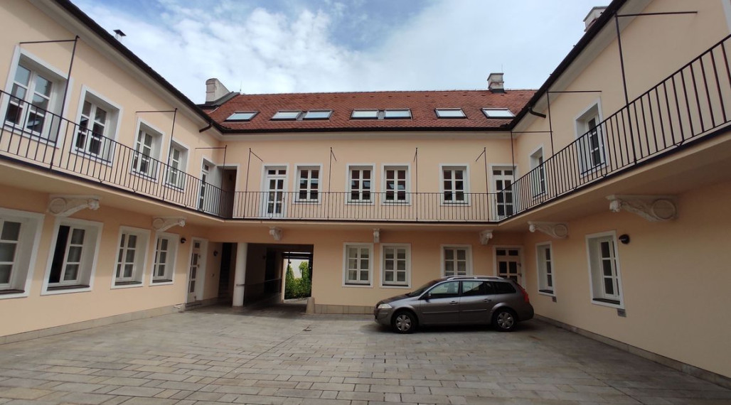 2-kancelária 44,4m2 s možnosťou parkovania v historickej budove, v centre na Panenskej ulici, Staré Mesto 