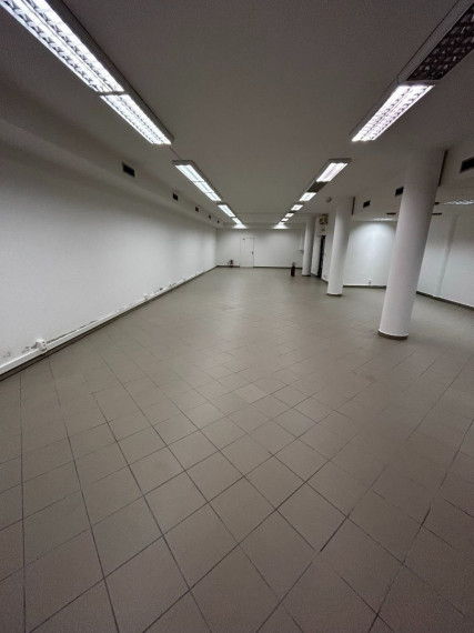 Obchodno-kancelárske priestory na pešej zóne s parkovaním