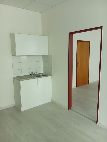 Kancelárske priestory s vlastným kuchynským kútikom, Trenčín