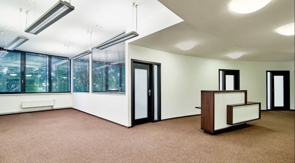 Priestory vhodné na administratívu či služby v tesnej blízkosti ŽST Petržalka, Röntgenova