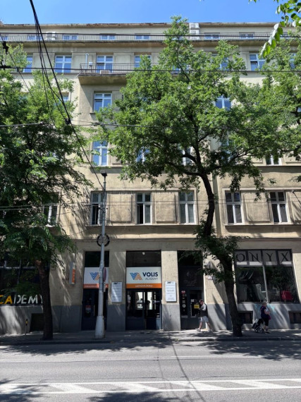 Uzavretý admin. celok v krásnej historickej budove, 155m2, 2 parkovacie miesta