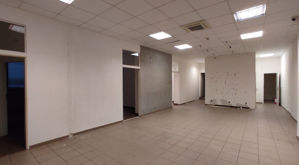 300m2 obchodný priestor so ZDRAVOTNÍCKYM ŠTANDARDOM, vysokými stropmi, 2 vstupmi a parkovaním