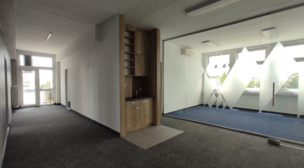 Kancelársky celok s balkónom a vlastnou kuchynkou pri OC POLUS/VIVO