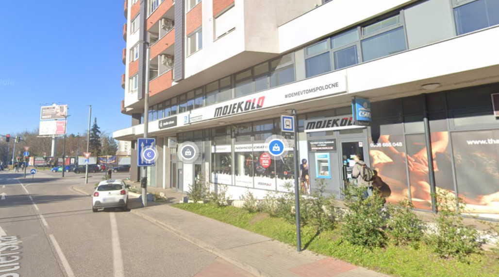 Obchodný priestor s výkladmi do frekventovanej cesty v objekte Perla Ružinova, 172m2