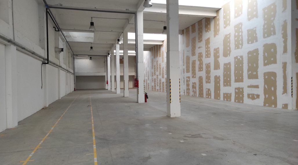 Skladové priestory 366-950m2 na poschodí objektu na prenájom, nákladný výťah/nakladacia rampa, RAČA