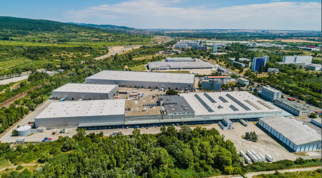 Hala / výrobné priestory 7.400m2 v RAČI na prenájom, s možnosťou kancelárií