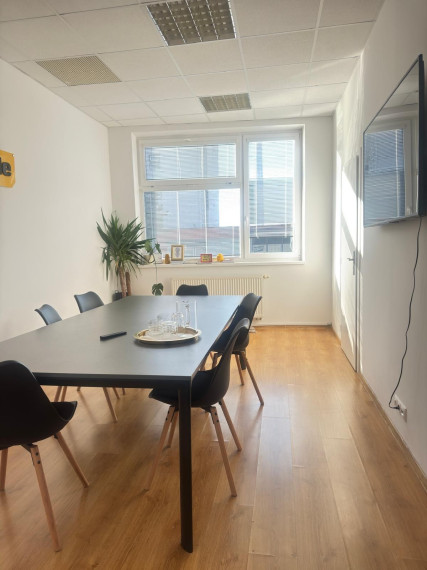 Na prenájom kancelársky priestor s výmerou 23,4 m² - Bratislava V
