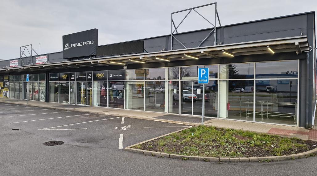 SHOWROOM/Obchodný priestor v nákupnom centre v lokalite Kamenné Pole - Liptovský Mikuláš, 484,05m2