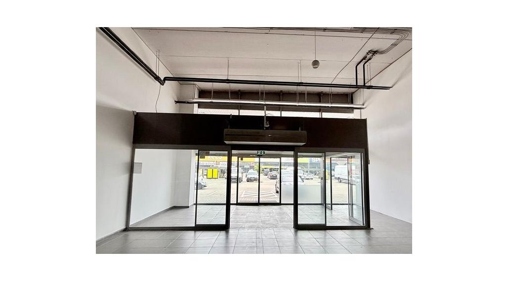 815 m² obchodný priestor na prenájom v etablovanom obchodnom centre na Pestovateľskej ulici v Bratislave, napojenie na D1 smer Žilina