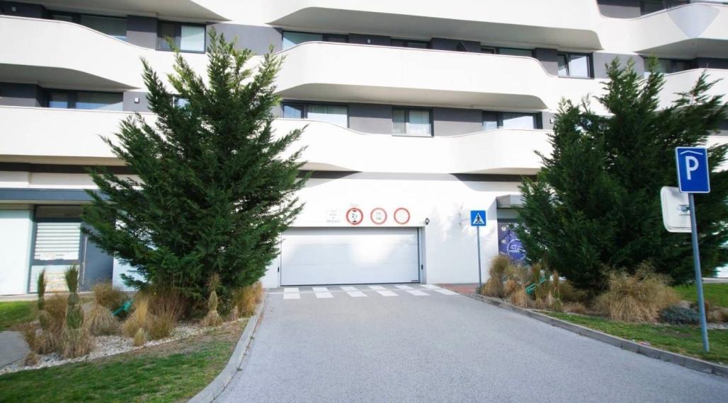 Na predaj vnútorné parkovacie státie o výmere 12 m2 v bytovom komplexe Matador 